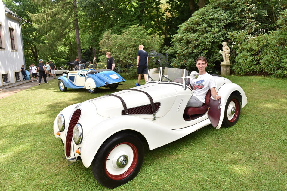 Dominik Schomer sitzt in einem BMW-Prototypen von 1936.