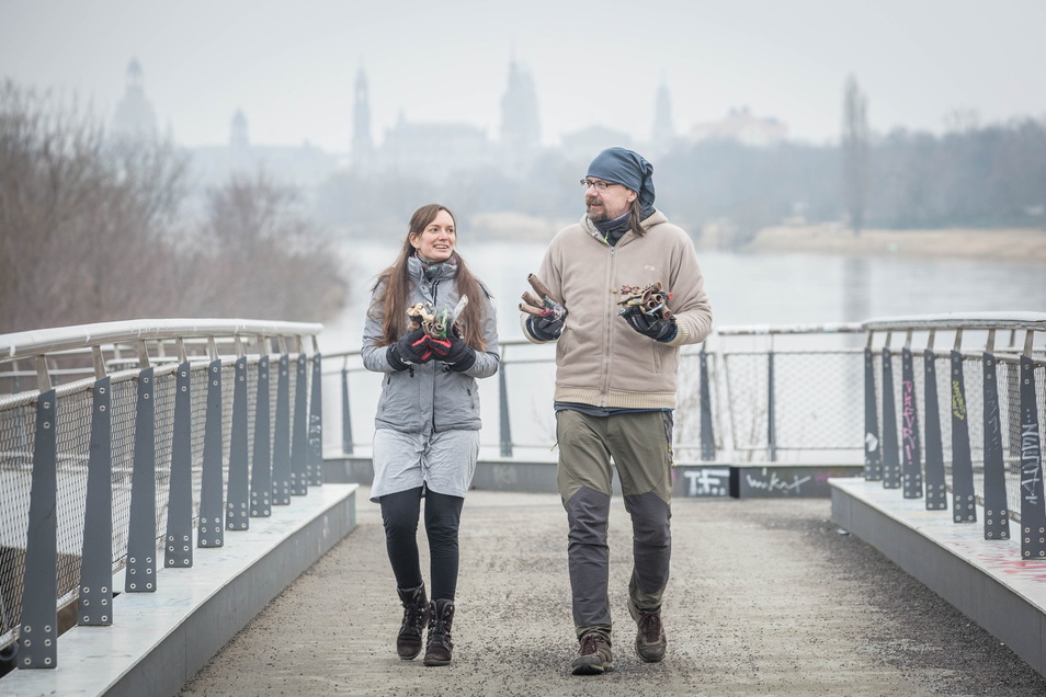 Louise Hummel-Schröter von "Parents vor Future Dresden" und Ronny Geißler von "Wir lieben Elbe" säubern die Molenbrücke von Feuerwerkskörpern der Silvesternacht. Sie wünschen sich ein Silvester ohne Böller.