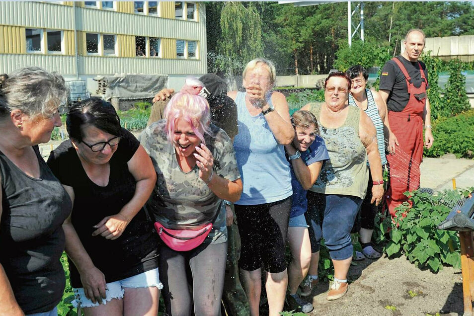 Geerntet wurde es zuvot von fleißige Helfern im 2.000 m²-Tafelgarten der Ausbildungsgeselllschaft Rodig GmbH - sie hatten sich eine kühle Dusche verdient.