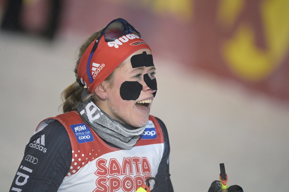 Katharina Hennig aus Oberwiesenthal freut sich über ihren dritten Platz beim Skilanglauf-Weltcup in Ruka. Damit erfüllte sie sich auch die Olympia-Norm.