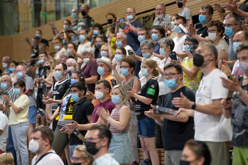 Almost all of the 698 paying spectators in the Dresden Ball Sports Arena wear the mouth and nose protection correctly.  Fans were also allowed to attend the last home game of the season, subject to certain conditions.