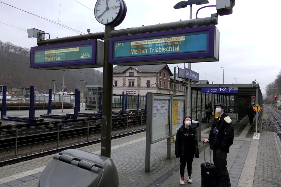 Reisende warteten am Sonntagnachmittag am Nationalparkbahnhof Bad Schandau. Die Anzeigen der Bahn spielten verrückt.