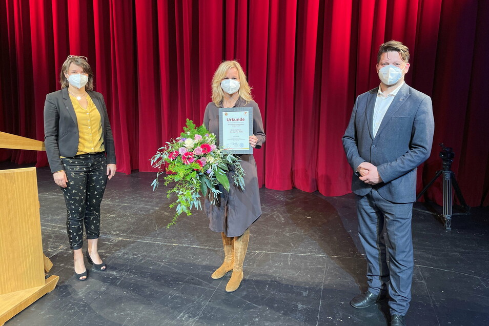 Managing Director Birgit Kröber (center) at the company of the year 2020 award after receiving the certificate from Zittau's Lord Mayor Thomas Zenker and business promoter Gloria Heymann.