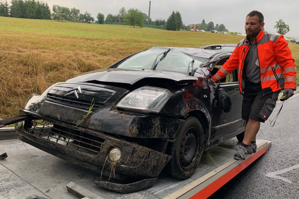 Auf nasser Fahrbahn kam eine 27-Jährige mit ihrem Wagen von der Fahrbahn ab.