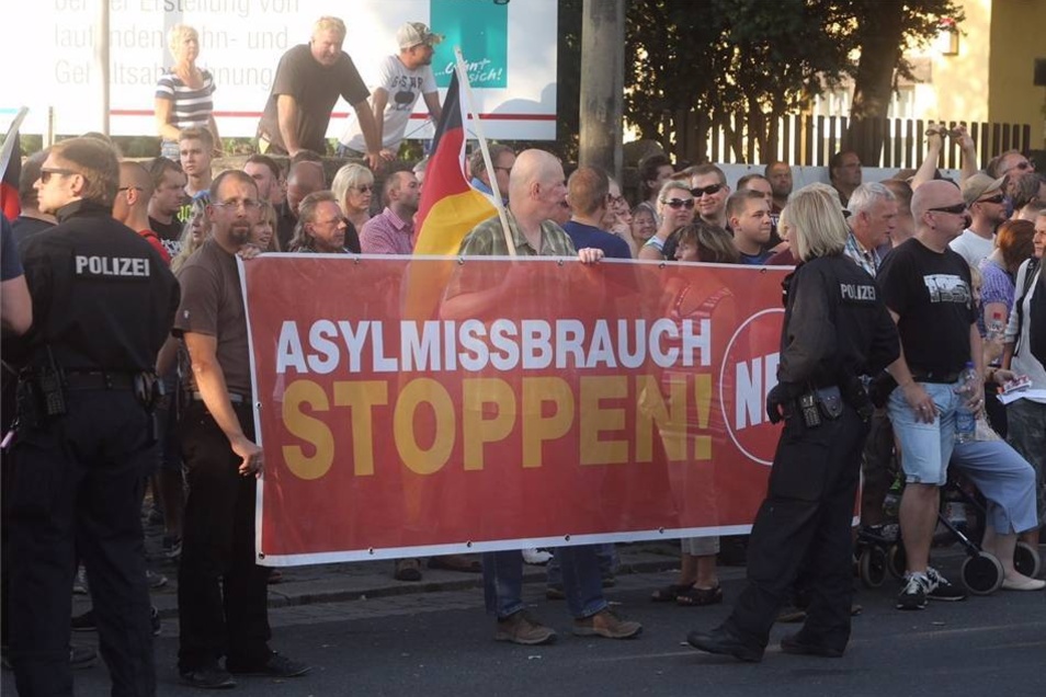 Under dem Motto "Asylmissbrauch stoppen!" versammelten sich am frühen Abend Rechtsextreme und "Asylkritiker" vor dem Zeltlager.
