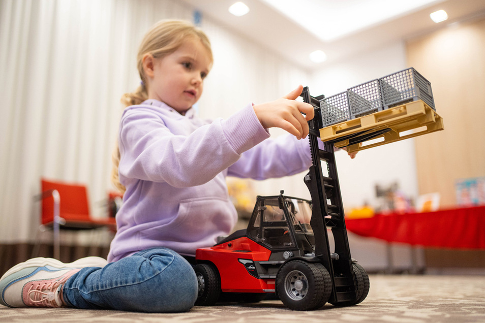 ¿Por qué las mujeres no quieren jugar con vehículos de construcción en lugar de juguetes?  La publicidad apoya las imágenes tradicionales de género.