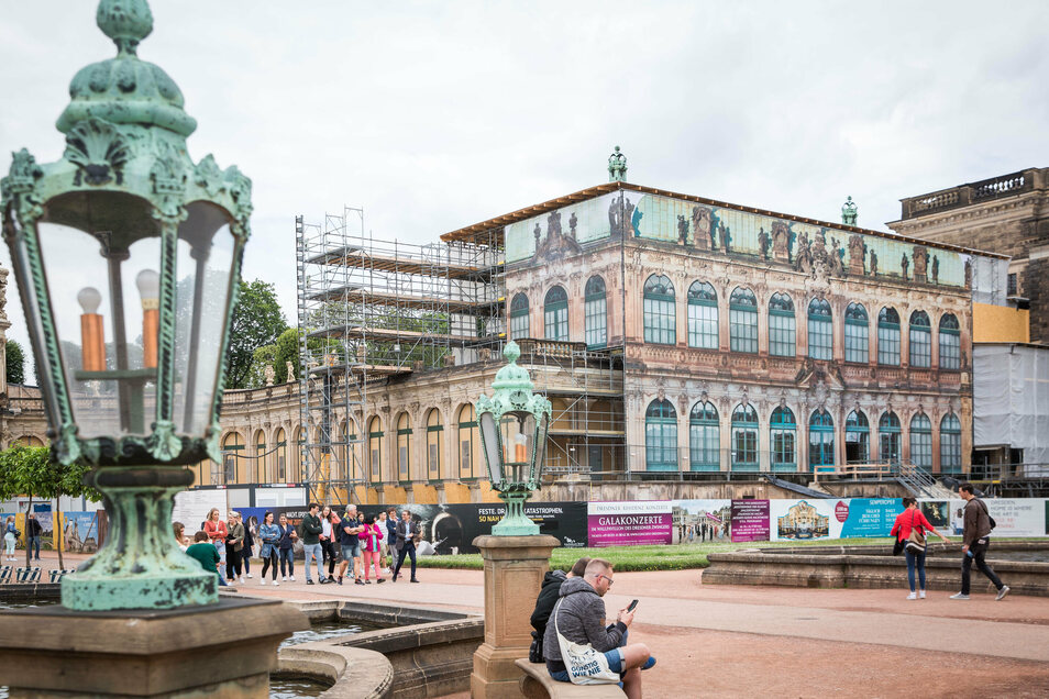 Im Frühjahr 2021 sollen die Hüllen am Französischen Pavillon fallen. Bis dahin wird noch an der Fassade gearbeitet.