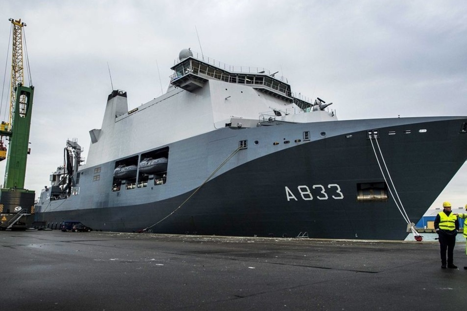 Das niederländische Schiff „Karel Doorman“ soll auch deutsches Kriegsgerät transportieren können.