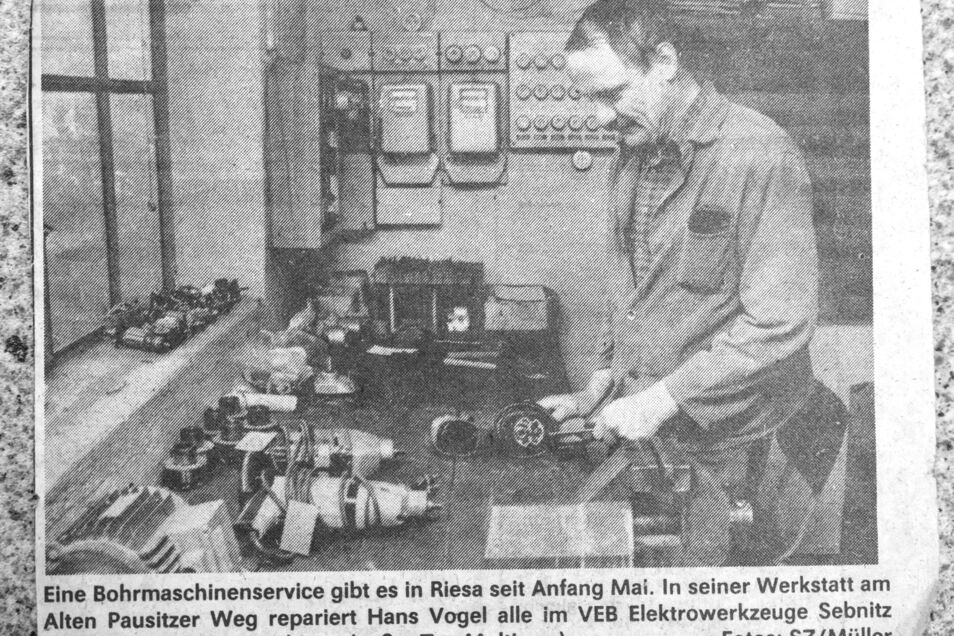Einen Blick in die Werkstatt erlaubte Klaus Vogel der SZ im Mai 1989 (die damals seinen Vornamen verwechselte). Bohrmaschinen aus dem VEB Elektrowerkzeuge Sebnitz repariert sein Sohn auch heute noch.