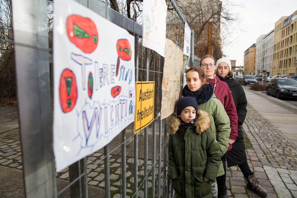 Die Freifläche auf der Seminarstraße 18 soll bebaut werden. Die Anwohner Milan, Nika, Susann Klenner und Mariana Seeboth sammeln jetzt Unterschriften dagegen.