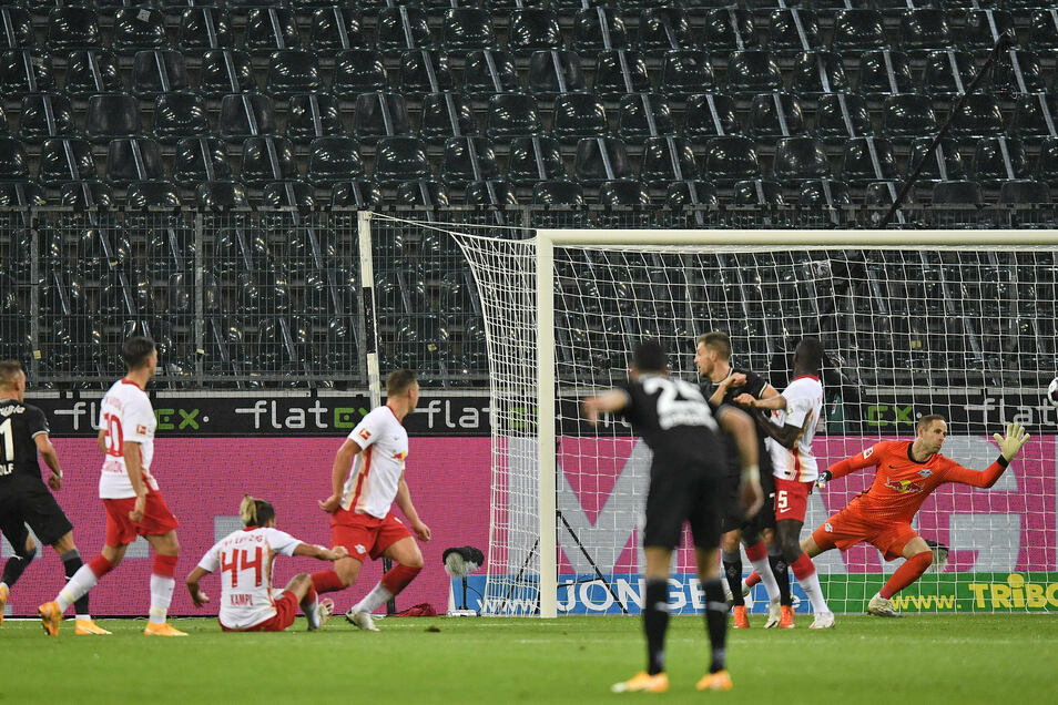 The goal of the day: Of all things, Hannes Wolf (l), who is on loan from RB to Mönchengladbach, scores 1-0 for Borussia.  The now fallen leader Leipzig shows a poor performance in the top game.