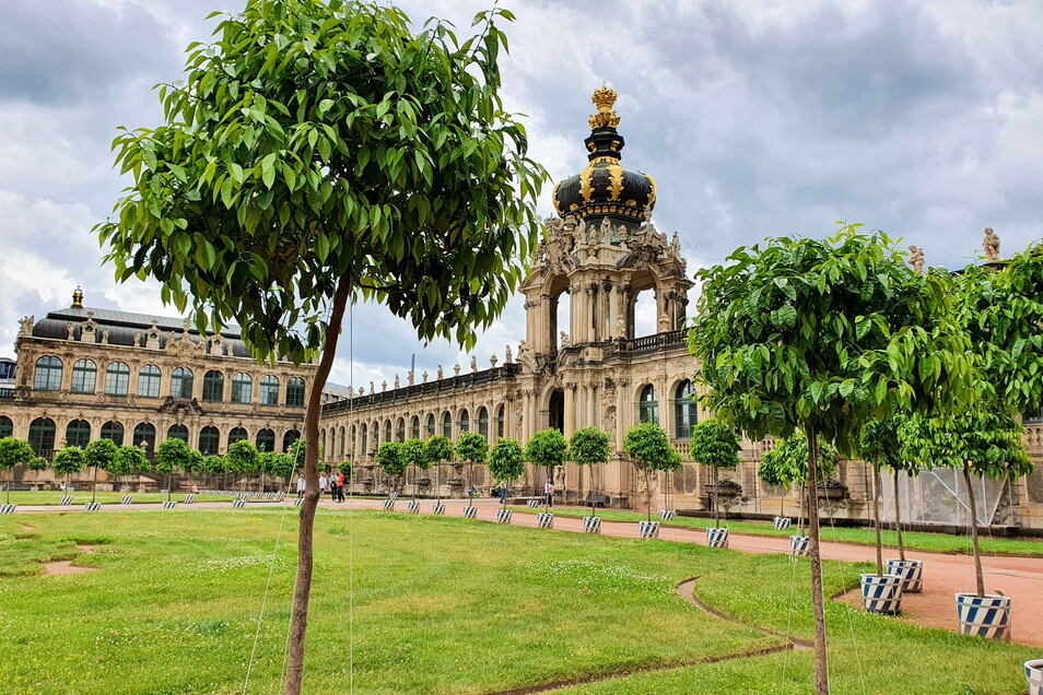 The orange trees in the kennel are to be set up again in May.  However, there will be fewer, as the courtyard in front of the porcelain pavilion is being renovated.