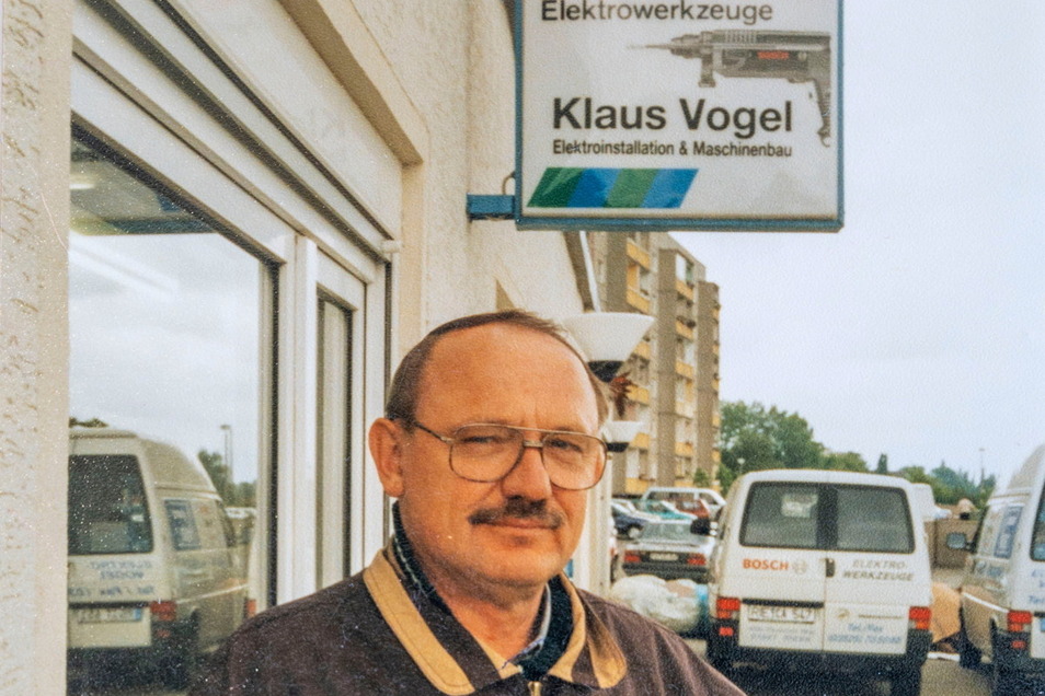 Seniorchef Klaus Vogel vor seinem Geschäft - eine Aufnahme etwa Ende der 90er Jahre. Im Mai 2017 ist der Firmengründer gestorben.