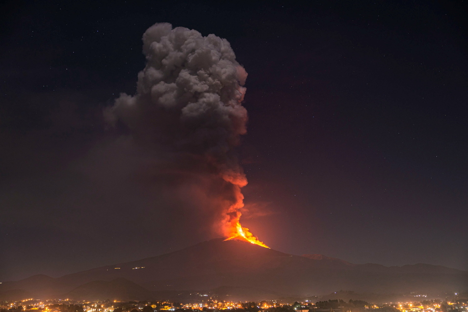 Der Atna Spuckt Weiter Lava Sachsische De