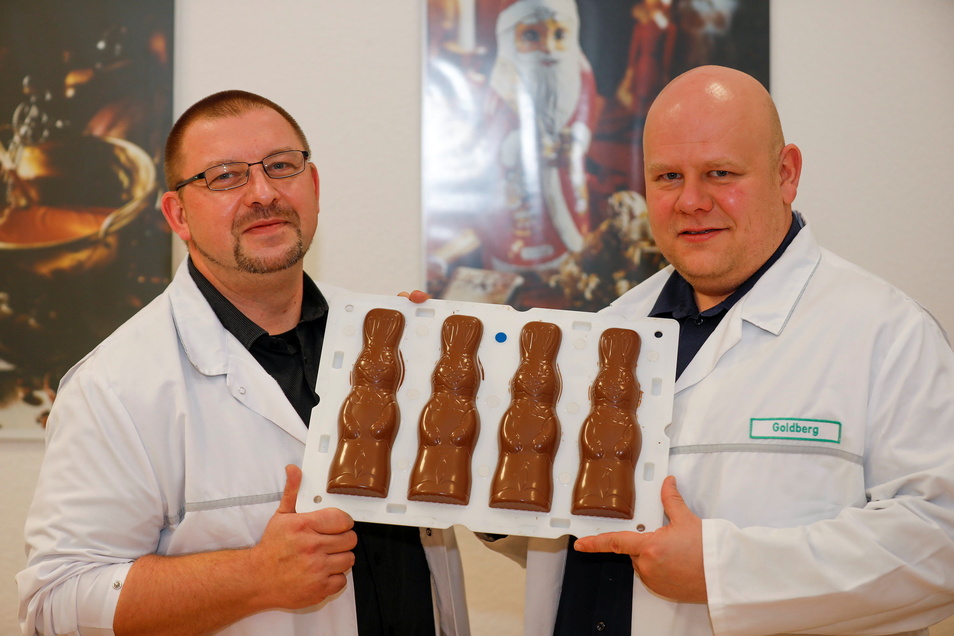 Gerade fertig geworden: Werkleiter Matthias Goldberg (rechts) und Produktionsleiter Stefan Neumann zeigen ganz frische Schokoladen Osterhasen der Kathleen Schokoladenfabrik in Oderwitz.