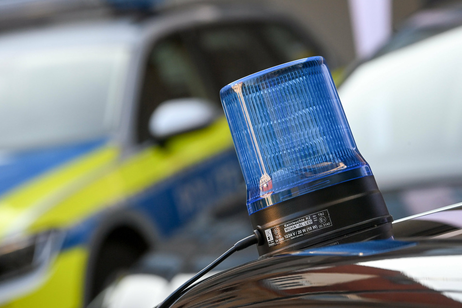 Ein Blaulicht ist auf dem Dach eines zivilen Einsatzfahrzeuges der Polizei zu sehen.