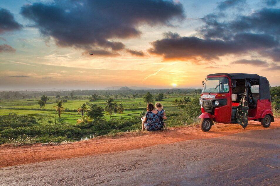 Keluarga tersebut melakukan perjalanan ke enam negara berbeda dengan tuk-tuk.  Total, ia menempuh jarak 6.014 kilometer dengan kendaraan khusus.