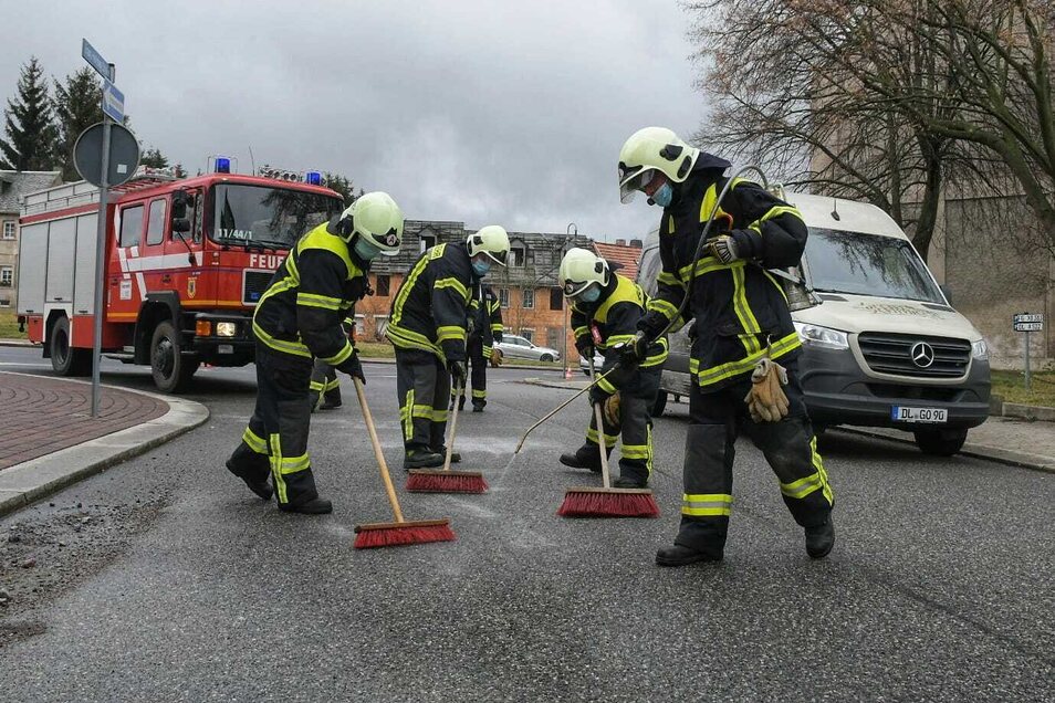 Ölspur zieht sich durch Hartha | Sächsische.de