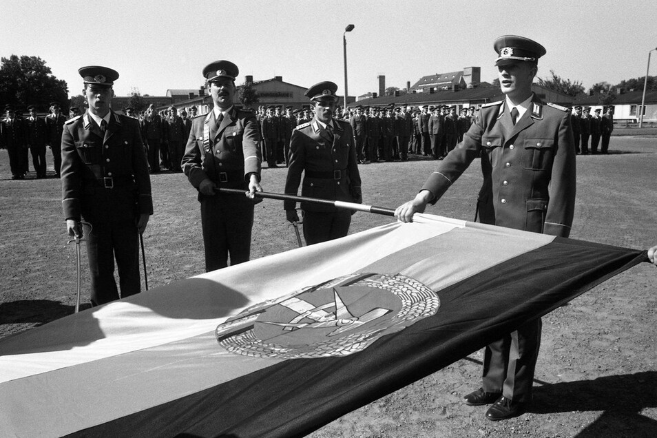 In einem NVA-Regiment im Norden von Leipzig wird unmittelbar vor der Wiedervereinigung am 3. Oktober 1990 im September 1990 ein Appell durchgeführt.